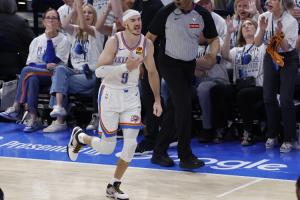湖管出来挨骂！卡鲁索西决场均17分1.6断 三项命中率57/58/81%