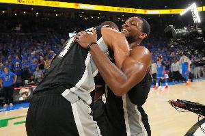 迈克·布朗：马刺后场有福克斯和瓦塞尔 结合文班是个很棒的组合