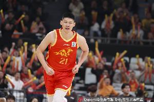 媒体人：双小外+大秋非常出色 但胡金秋和布朗的体能问题会是隐患