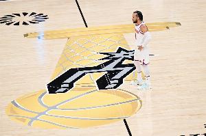 NBA介入调查！球迷侮辱性言论辱骂布伦森假摔！后者找福斯特投诉