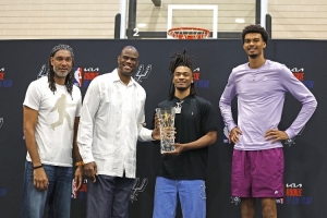 美记：文班是最好的防守球员 但低位进攻需加强 学学邓肯就不错