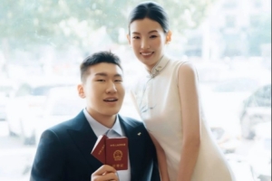 百年好合！李炎哲晒与爱人领取结婚证的照片：