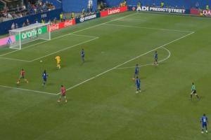 差点5-2！阿德解围踢到拉希米腿上，皮球滚向空门但球速不快被扑