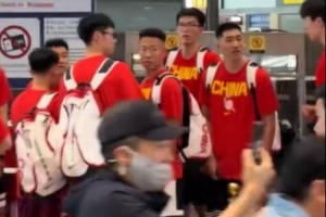 媒体人：中国男篮在机场偶遇赵雅芝 被赵的粉丝团震惊了