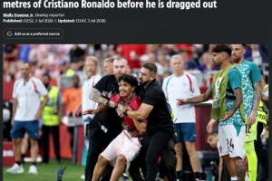 差一点成功！葡萄牙攻入制胜球后，有球迷趁乱冲场奔向C罗